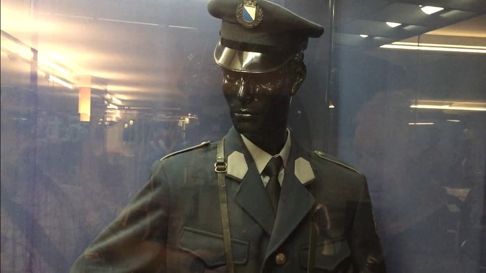 Eine Polizeipuppe mit einer Uniform aus dem Jahr 1964 mit Hut. 