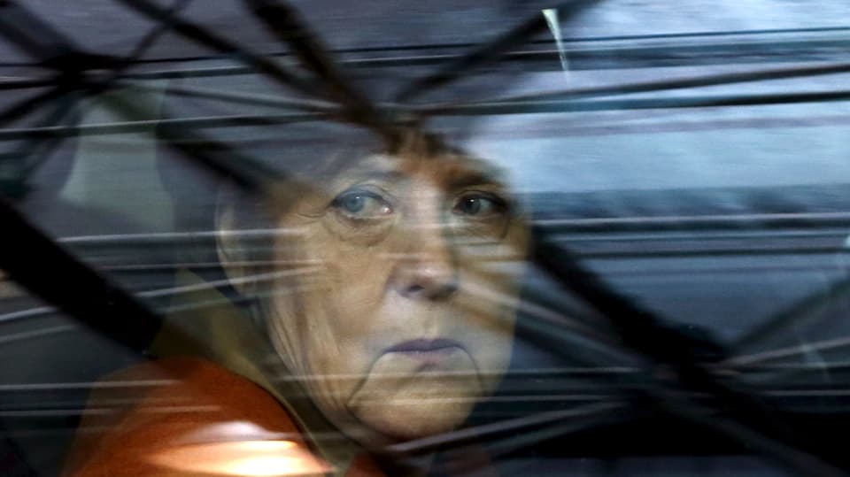 Merkel sitzt in einem Auto