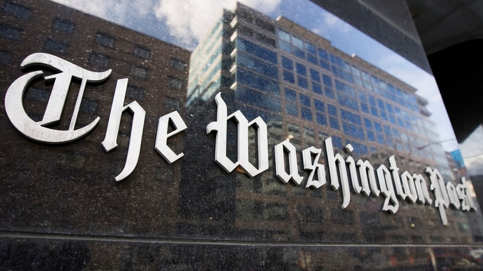Logo der Washington Post an Gebäude.