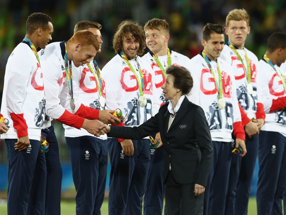 Prinzessin Anne gratuliert der britischen Rugby Mannschaft zur olympischen Silbermedaille. 