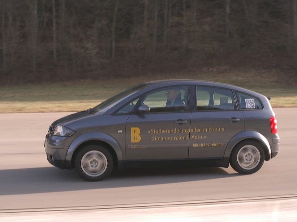 Nissan-PW mit Aufschrift der Berner Fachhochschule unterwegs auf der Strasse 