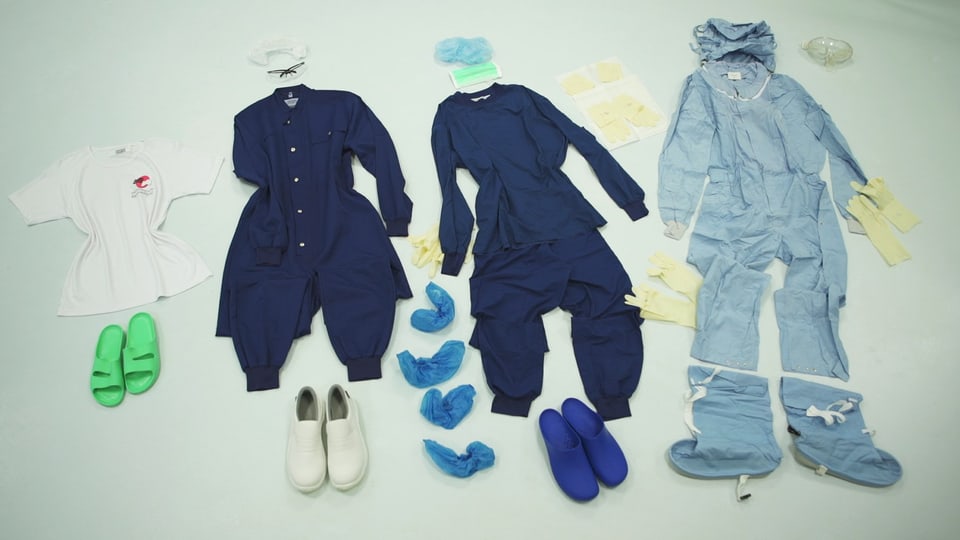 Auf dem Boden liegen alle Kleidungsstücke, die im Labor an einem Tag getragen werden.