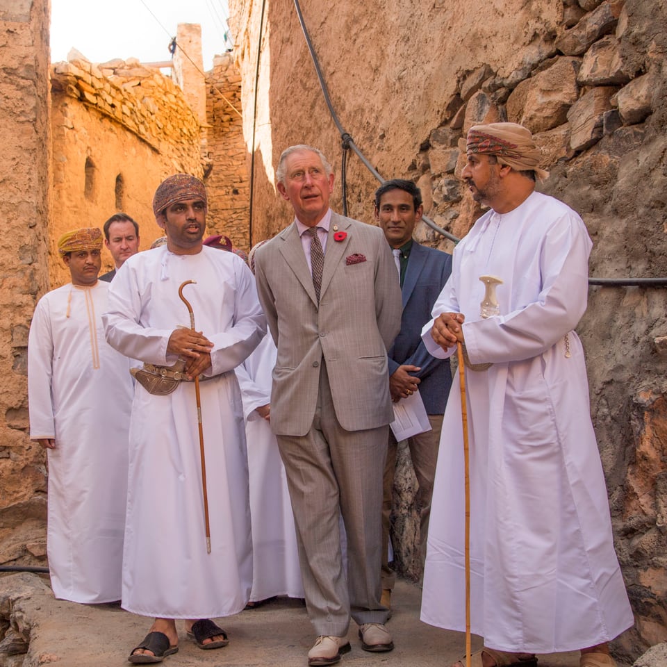 Prinz Charles wird das 200 Jahre alte Dorf Misfat AL Abriyeen gezeigt.