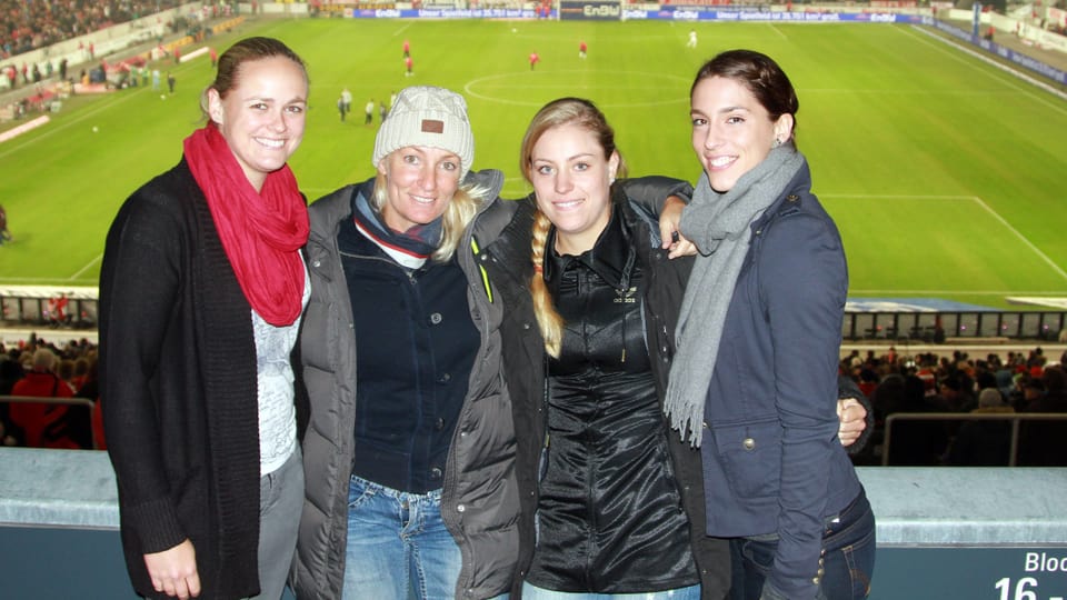 Kerber mit dem Fed-Cup-Team anlässlich eines Bundesliga-Spiels 2012. 