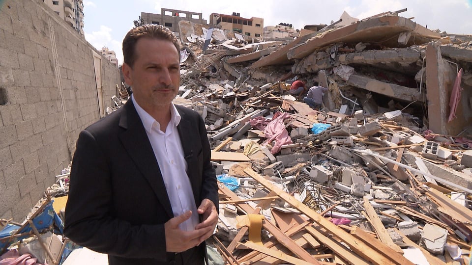 Pierre Krähenbühl in den Trümmern des Safer Towers Nr. 4. Das Hochhaus wurde am 23. August durch die Israelische Luftwaffe zerstört. 