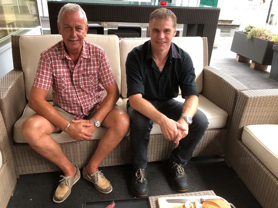 Der Erfinder der Chriesi-Wurst Marcel Rinderli und der Produzent Christian Rogenmoser sitzen auf dem Sofa.