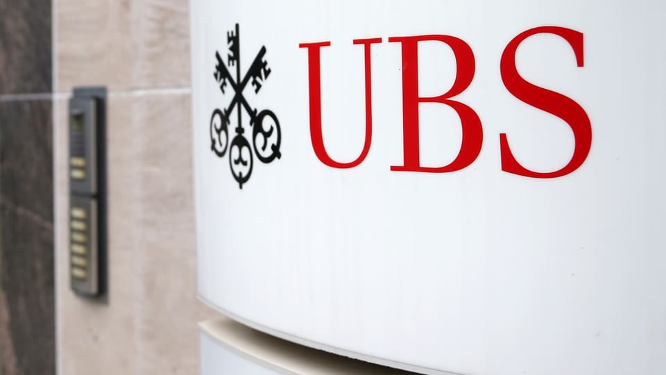 Kingelknopf und Gegensprechanlage bei einem UBS-Firmeneingang.