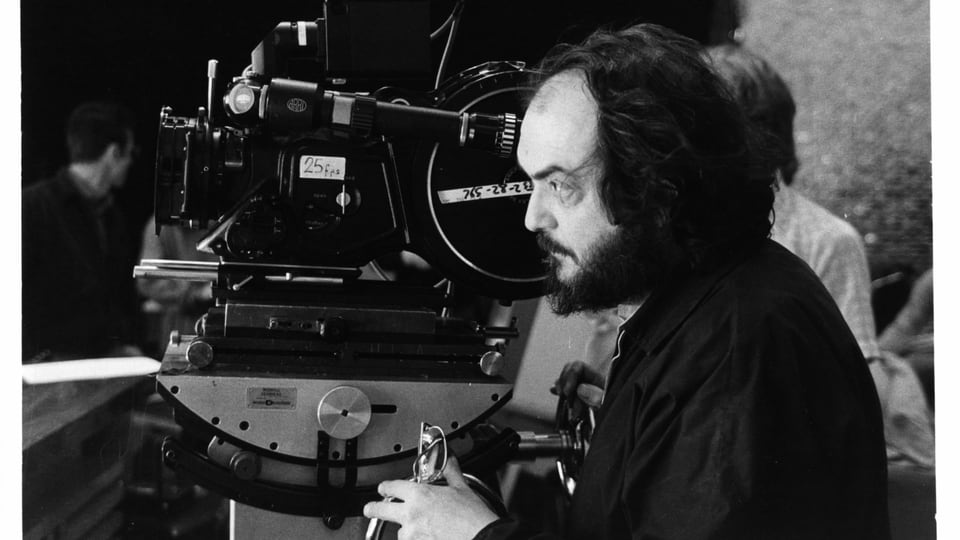 Stanley Kubrick blickt am Set von «Doctor Sleep» durch eine Kamera.
