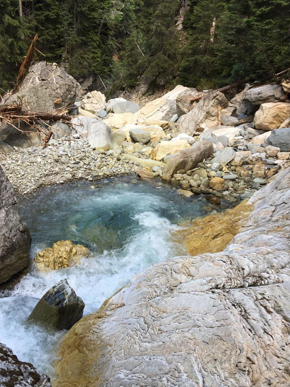 Bach fliesst in einen kleinen Teich aber dann nicht mehr weiter