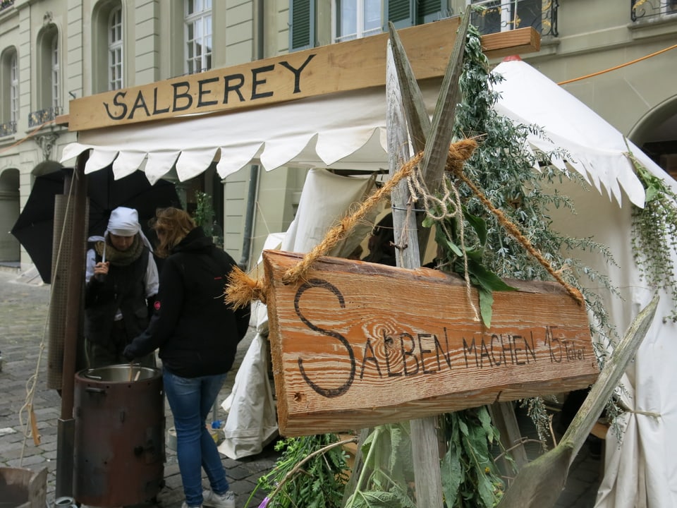 Stand «Salben machen» am Berner Rathausfest