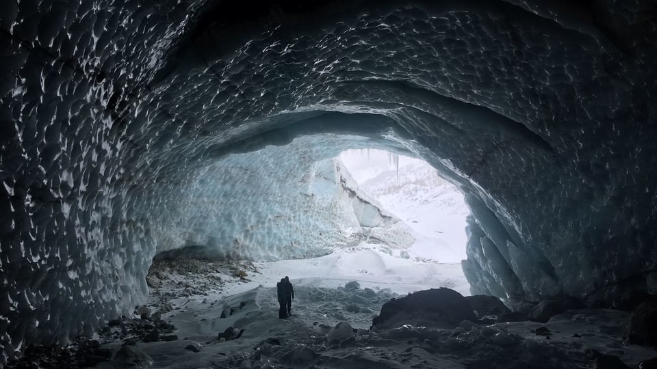 Eine enorm grosse Höhle aus Eis und Schnee. 