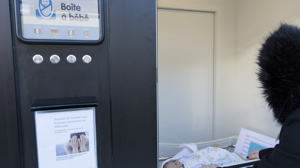 Gestellte Szene Babyfenster Spital Sion