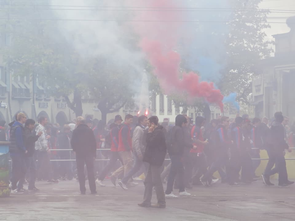 Auch die FCB-Fans feuerten mehrere rot-blaue Rauchpetarden ab. (srf)