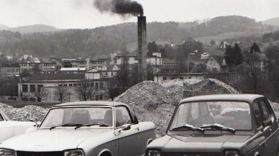 Zwei Autos stehen vor einem rauchenden Kamin in Balsthal