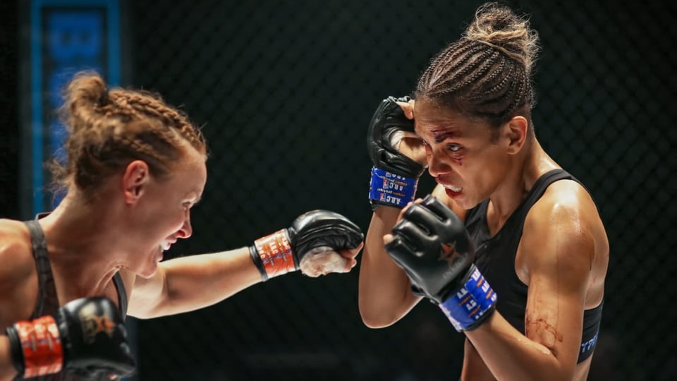 Zwei Frauen im Boxring