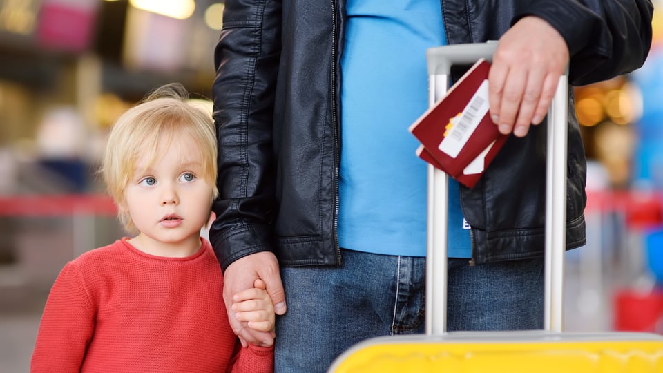 Junge mit Mann am Flughafen