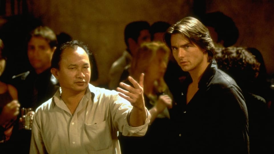 John Woo unterhält sich mit Tom Cruise am Set von «Mission: Impossible II»