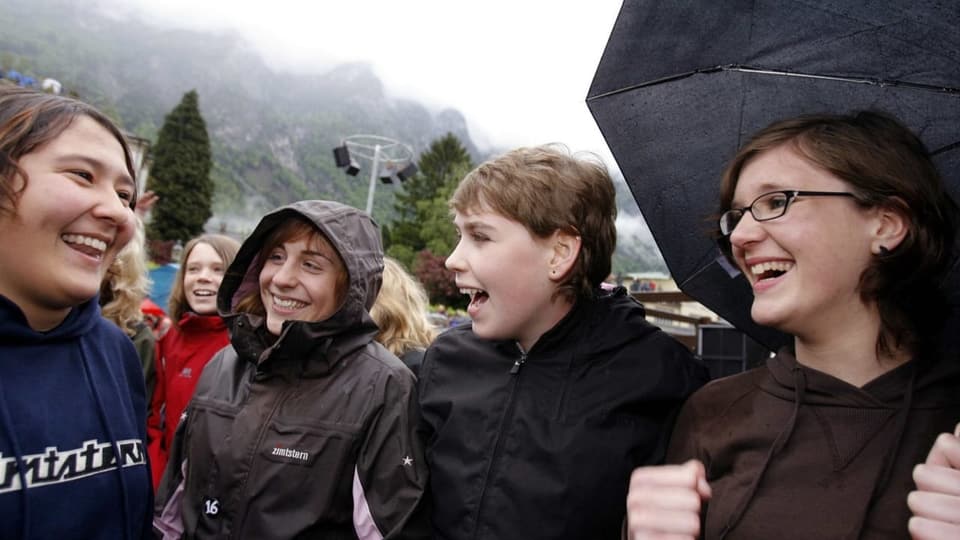 Vier Jugendliche lachen und freuen sich an der Landsgemeinde Glarus.