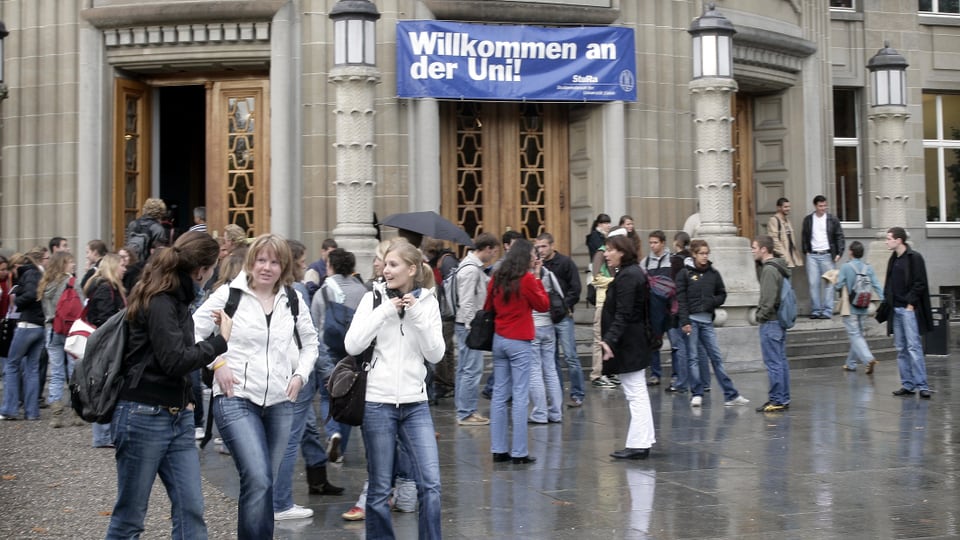 Lernen im Hörsaal oder am heimischen Schreibtisch? MOOC werden von Universitäten als die Zukunft der Lehre gefeiert. Im Bild: Studenten vor dem Eingang der Universität Zürich.