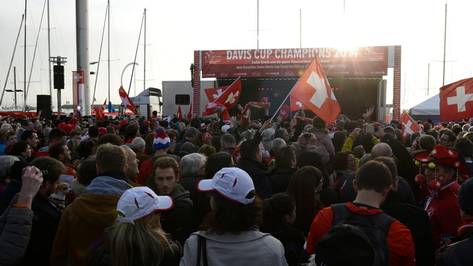 Die Fans warten am Ufer des Genfersees auf ihre Davis-Cup-Helden.