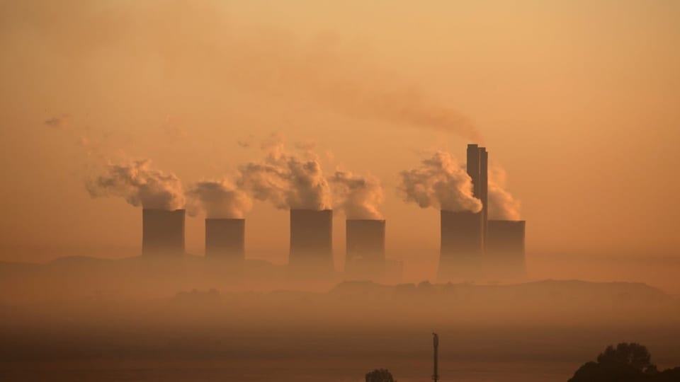 Sechs Kraftwerk-Türme, die viel Dampf ausstossen. Es sind Kohlekraftwerke in Südafrika
