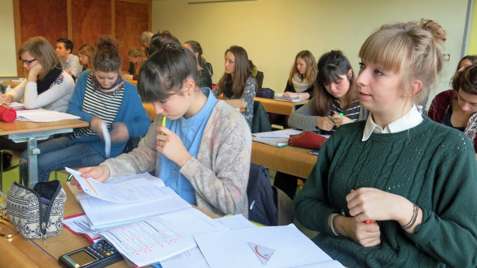 Schülerinnen und Schüler im Klassenzimmer.