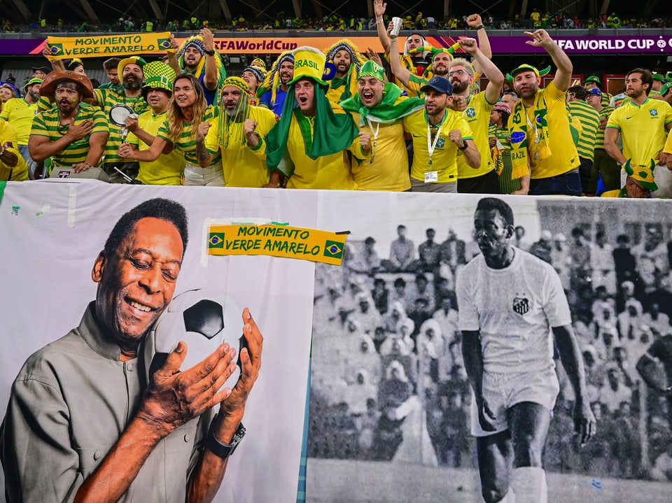 Fans mit Pelé-Transparent