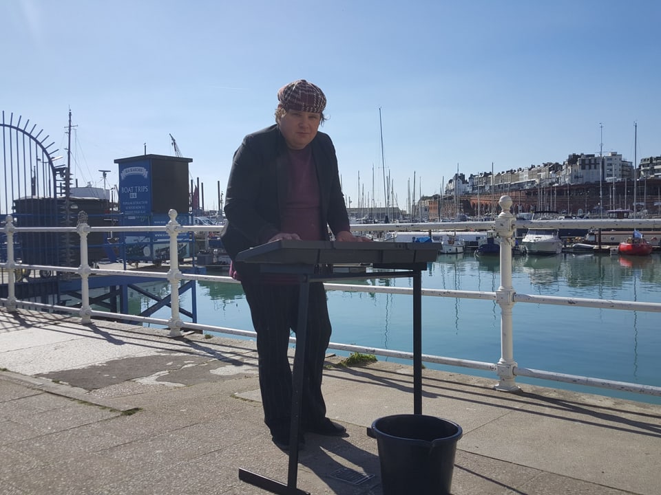 Richard verdient sich mit Musizieren im Hafen ein paar Pfund dazu. Er stimmte für den Brexit.