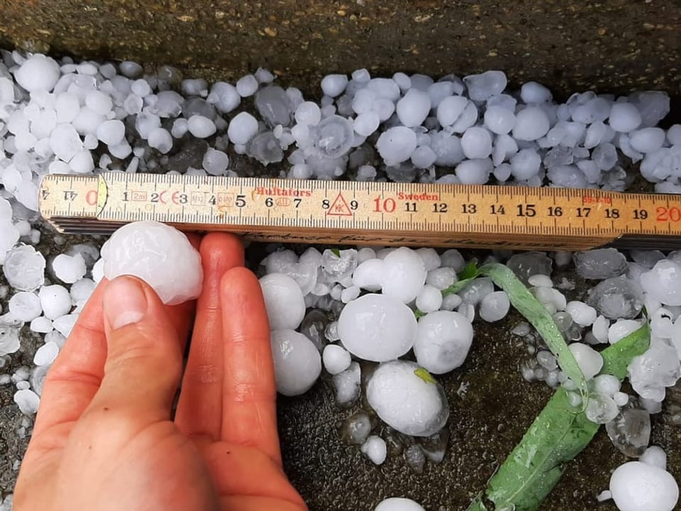 Hagel bis 3 cm gross im Garten