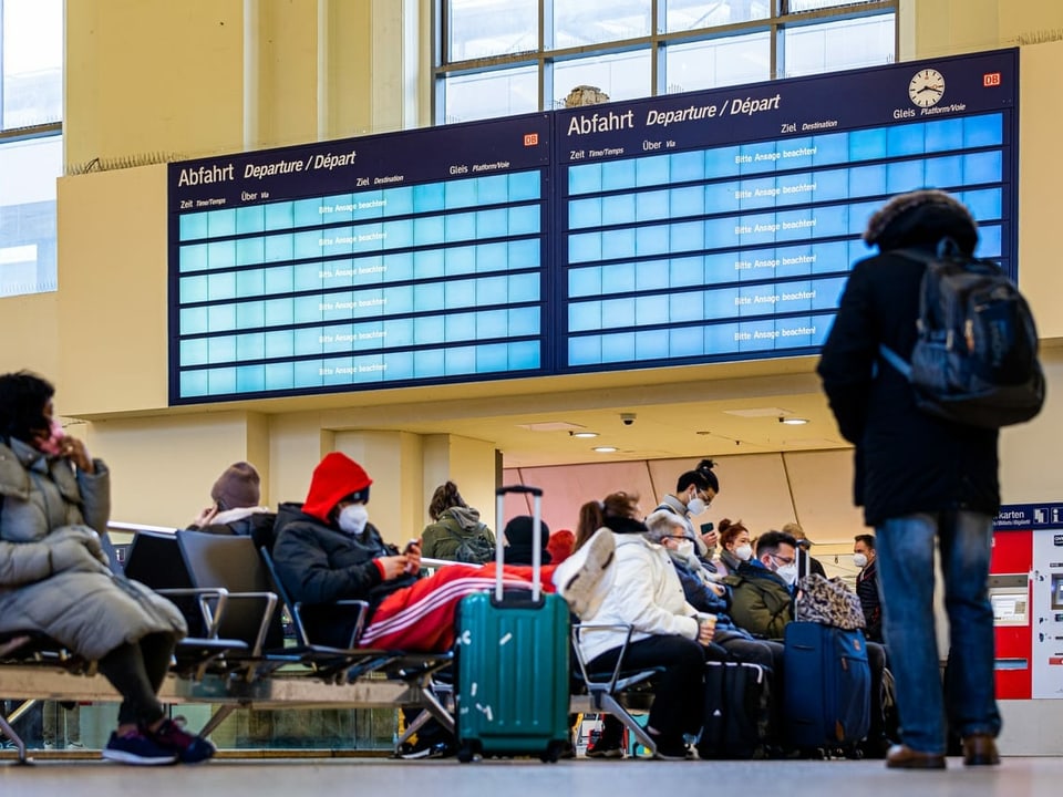 Zugreisende warten am Donnerstagmorgen im Hauptbahnhof Hannover, nachdem der Fernverkehr in einigen Bundesländern wegen des Sturms eingestellt wurde. 