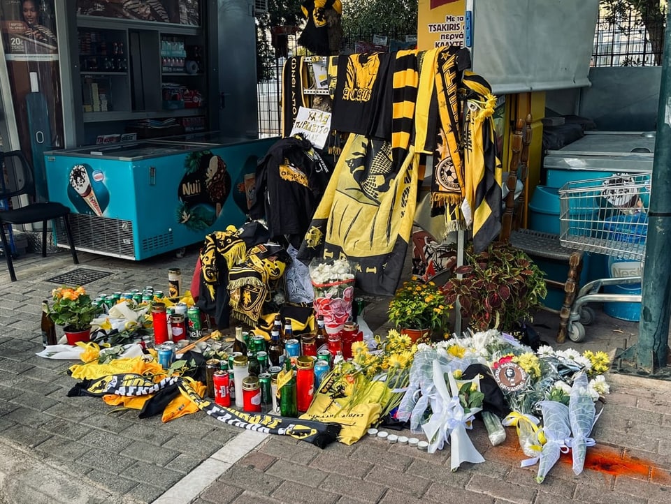 An der Stelle, an welcher der AEK-Fan sein Leben liess, haben zahlreiche Menschen ihre Trauer zum Ausdruck gebracht.