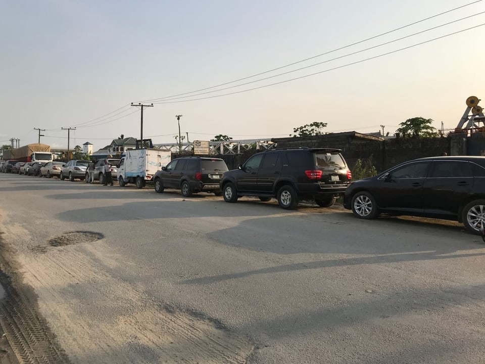 Schlange vor einer Tankstelle in Port Harcourt. 
