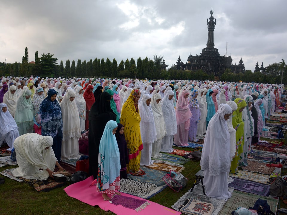 Muslimische Frauen beim Gebet.