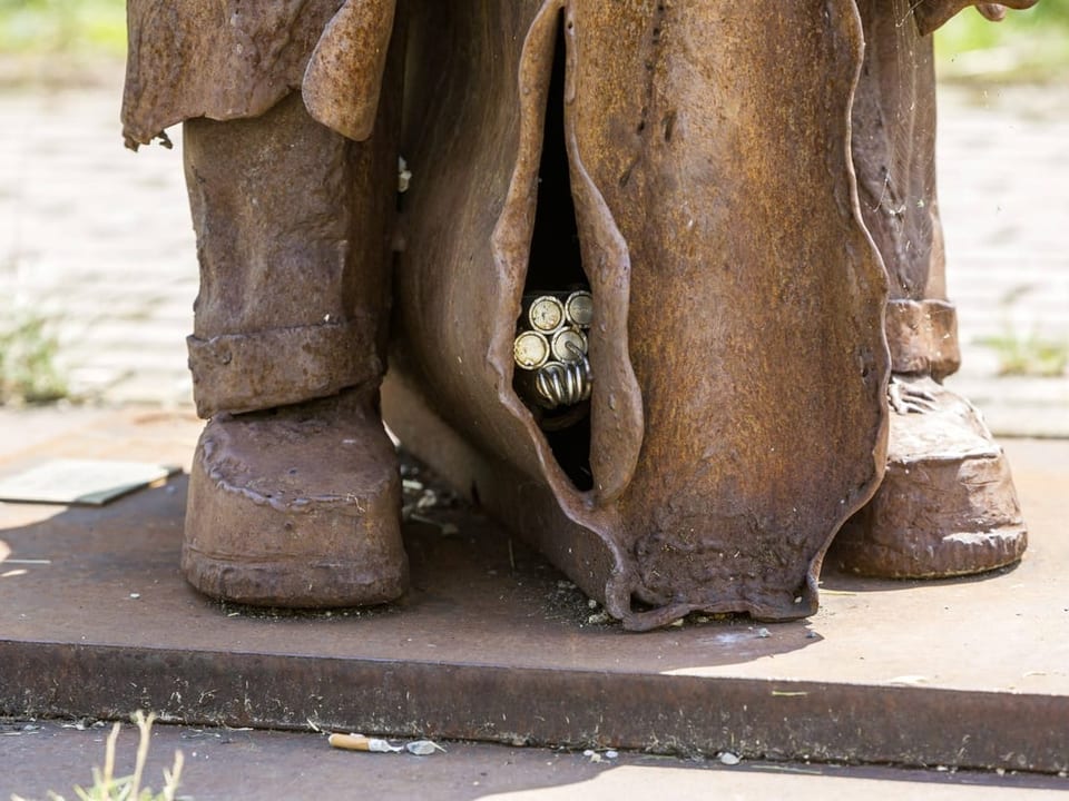 Elsner Staue mit Mantel und versteckter Bombe.