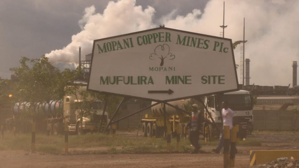Schild einer Kupfermine in Sambia. 