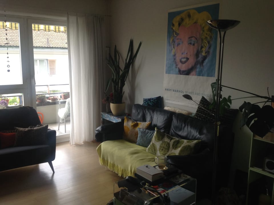 Wohnzimmer mit einem Poster von Marilyne Monroe. 