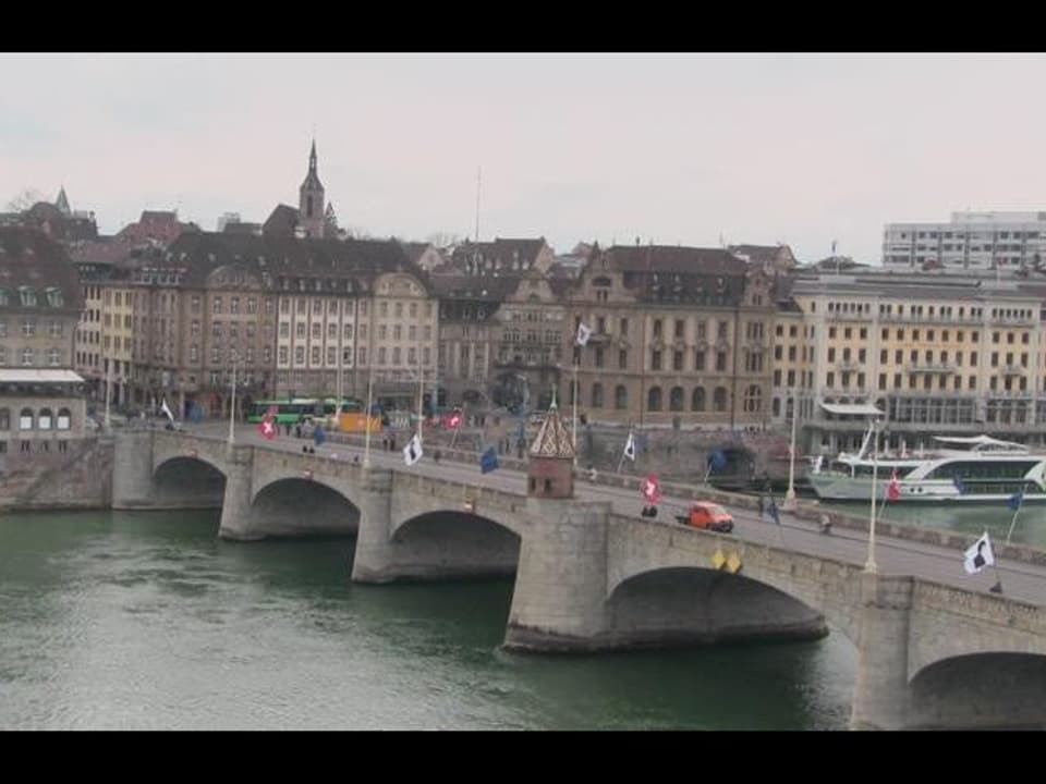 Basel mit Rheinbrücke, der Himmel ist grau in grau.