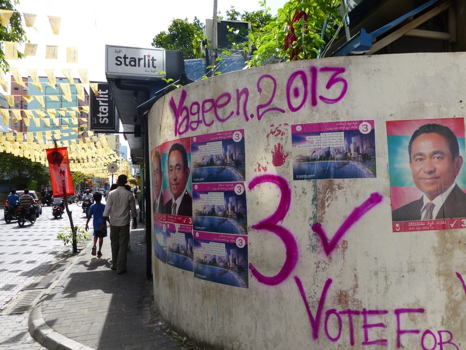 Wahlplakate von Abdulla Yameen