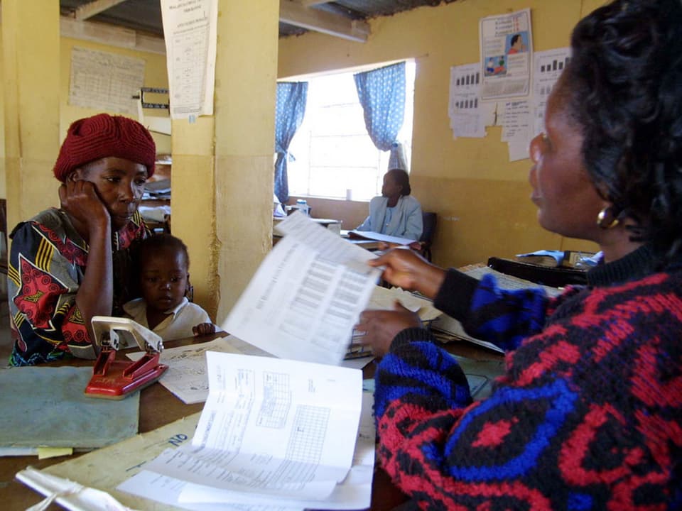 Eine Mutter mit ihrem Kind in der Aids-Beratung in Harare.