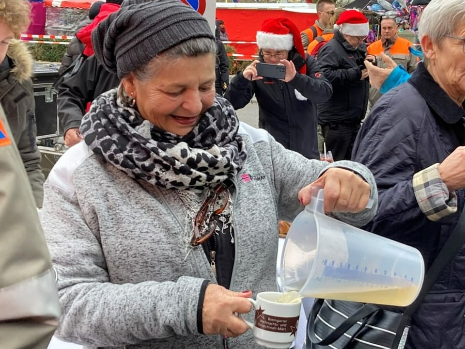 Dora Wyss schenkt weissen Glühwein aus.