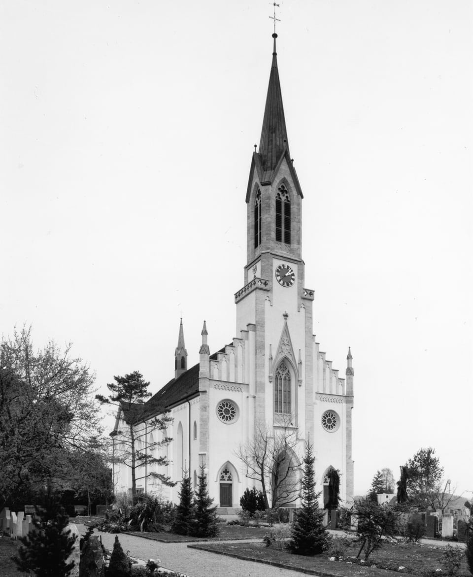 Die Kirche von aussen, ein hoher Kirchturm im spitzen neu-gotischen Stil