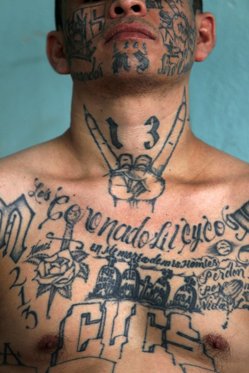 Ein Hals eines Häftlings in Honduras.