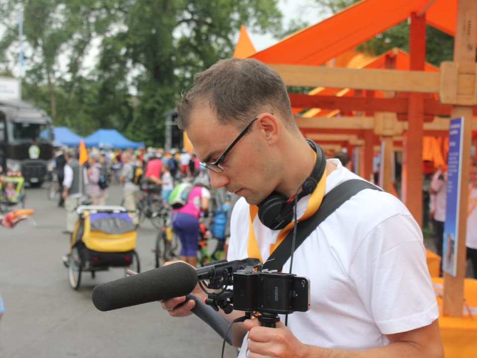 Michael Restin, Web-Redaktor mit Mikrofon und Smartphone. Damit filmt er am Auftakt in Brugg.