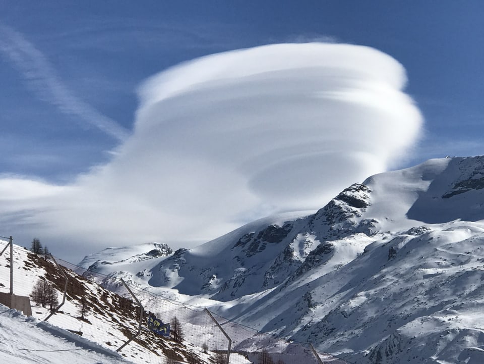 Ufo ähnliche Wolke bei Zermatt Sunnegga.