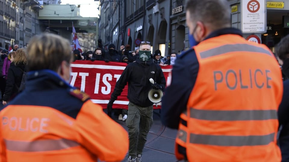 An einer Demo gegen die Corona-Massnahmen in Bern stellt sich eine Gruppe Rechtsextremer an die Spitze des Umzugs.