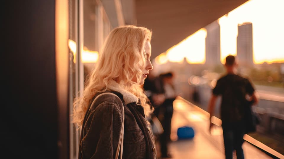 Eine Frau an einer U-Bahn-Station