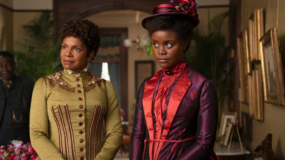 Zwei afro-amerikanische Frauen in Kleidern aus dem 19. Jahrhundert,