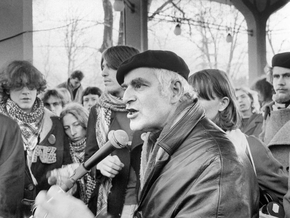 Adolf Muschg spricht am 24. Dezember 1980 auf dem Zürcher Bürkliplatz mit protestierenden Jugendlichen. 