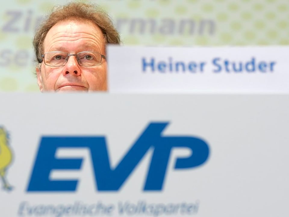 Heiner Studer hinter EVP-Logo und Namensschild.