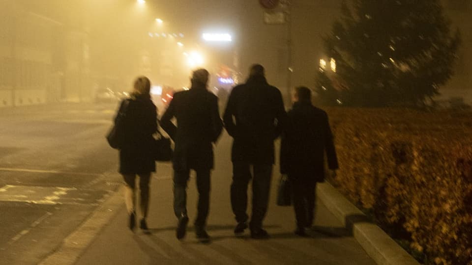 Parlamentarier auf dem Weg ins Hotel Bellevue in Bern.